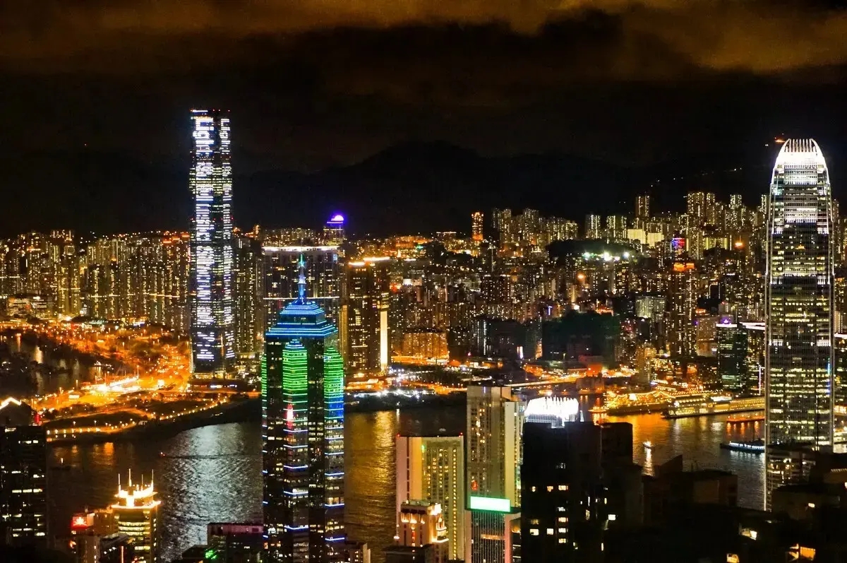 香港投资移民门槛提高至3000万，这个无需投资、低学历也能拿身份的方式不香吗？
